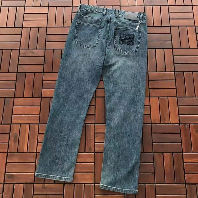 ￥~135 L🔥E🔥🔥JEANS 55072245 (im 185CM 70KG iwear size 33 in the photo)