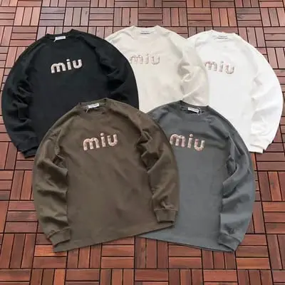 ￥~139 M🔥U M🔥U LONG-SLEEVE 77081315 (im 185CM 70KG iwear size M in the photo)